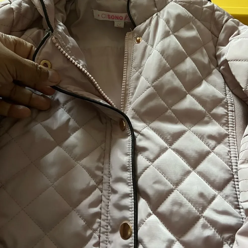 Girls quilted jacket with hood and zipper closure with snaps and pockets